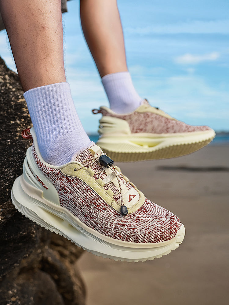 Lantu Ultralight in light-gray fly-knit, white MD supercritical midsole, arch stabilizer, anti-skid TPU heel.